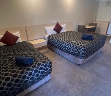 Gunnedah Hotel | Discover Overlander Motor Lodge with Pool and Breakfast