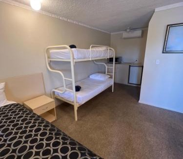 Gunnedah Hotel | Discover Overlander Motor Lodge with Pool and Breakfast