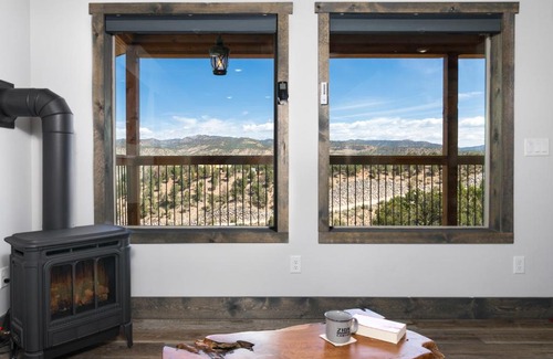 Orderville House | Overlook Cabin: Romantic Views with Hot Tub & Zion Escape