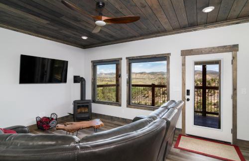 Orderville House | Overlook Cabin: Romantic Views with Hot Tub & Zion Escape