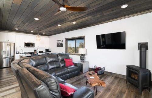 Orderville House | Overlook Cabin: Romantic Views with Hot Tub & Zion Escape