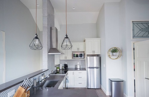 Overlook House | Exceptional Overlook Guest Cottage: 2 Bdr, Family-Friendly Stay