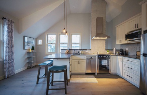 Overlook House | Exceptional Overlook Guest Cottage: 2 Bdr, Family-Friendly Stay