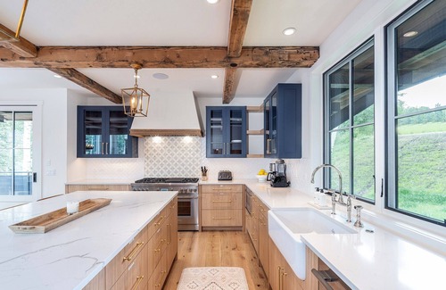 Mountain Village House | Overlook House: Family-Friendly Retreat with Spa & Kitchen