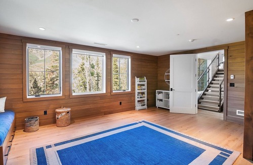 Mountain Village House | Overlook House: Family-Friendly Retreat with Spa & Kitchen