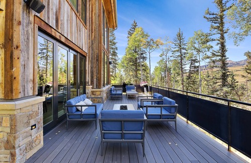 Mountain Village House | Overlook House: Family-Friendly Retreat with Spa & Kitchen