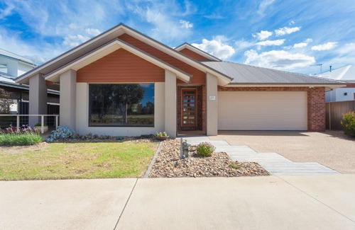 Yarrawonga House | Inviting Retreat Overlooking Black Bull Golf Course
