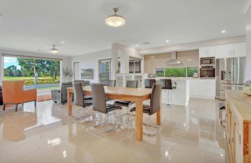 Yarrawonga House | Inviting Retreat Overlooking Black Bull Golf Course