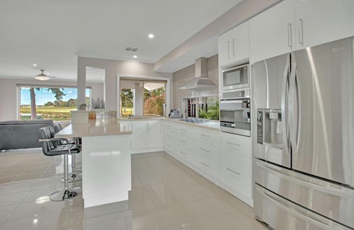 Yarrawonga House | Inviting Retreat Overlooking Black Bull Golf Course