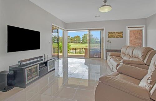 Yarrawonga House | Inviting Retreat Overlooking Black Bull Golf Course