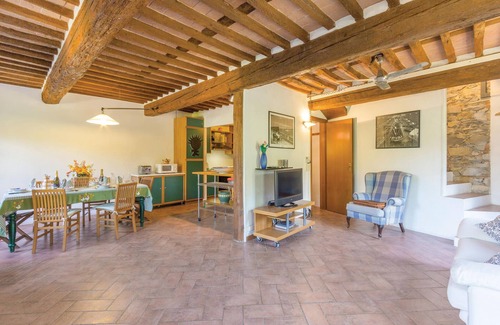 Corsanico-Bargecchia House | Seaside Retreat: Enjoy a Pool and Family-Friendly Amenities