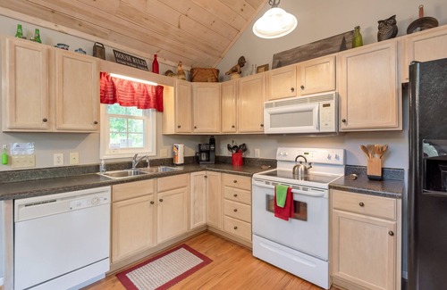 West Jefferson Cottage | Idyllic Retreat with Hot Tub & Fire Pit by New River