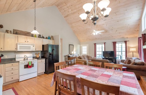 West Jefferson Cottage | Idyllic Retreat with Hot Tub & Fire Pit by New River