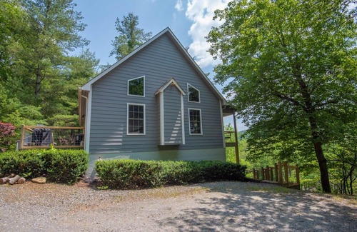 West Jefferson Cottage | Idyllic Retreat with Hot Tub & Fire Pit by New River