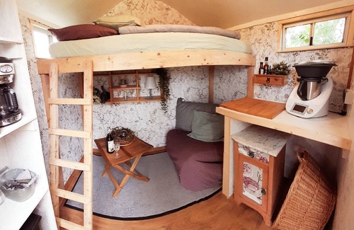Stedesdorf Apartment | Unique Overnight Trailer Stay with Family-Friendly Amenities