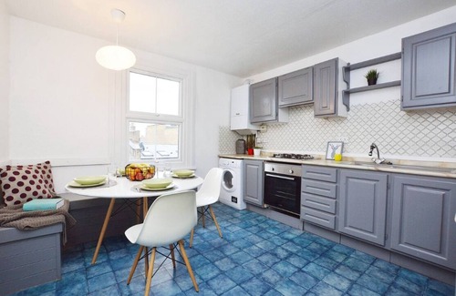 Harrow Road Apartment | Chic 1Bed Victorian Penthouse with Breakfast in Maida Vale