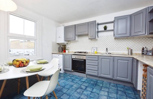 Harrow Road Apartment | Chic 1Bed Victorian Penthouse with Breakfast in Maida Vale