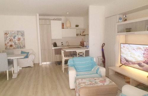 Lugana Apartment | Inviting Summer House with Ocean View in Sirmione