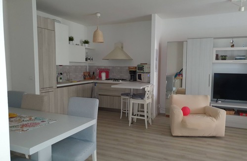 Lugana Apartment | Inviting Summer House with Ocean View in Sirmione