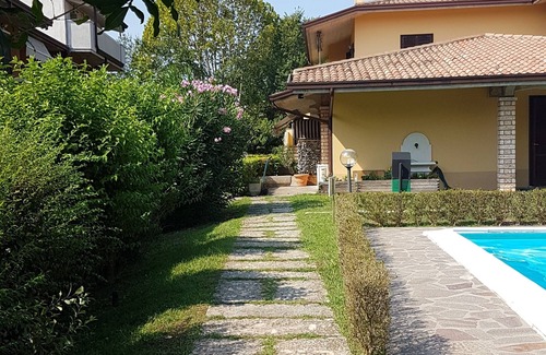 Lugana Apartment | Inviting Summer House with Ocean View in Sirmione
