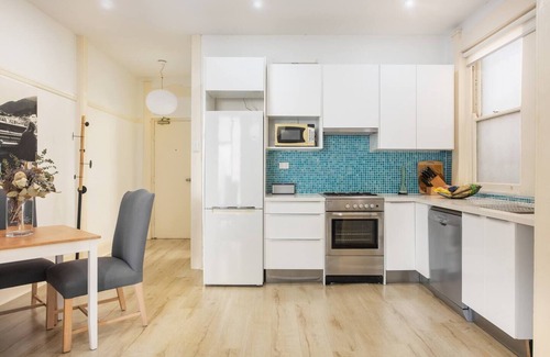 Kings Cross Apartment | Elegant Art Deco Retreat in Potts Point Near Harbour