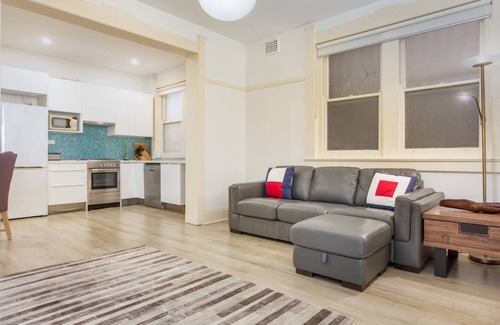 Kings Cross Apartment | Elegant Art Deco Retreat in Potts Point Near Harbour