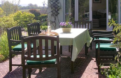 Wigton House | Idyllic Overwater Lodge: Child-Friendly Getaway Awaits