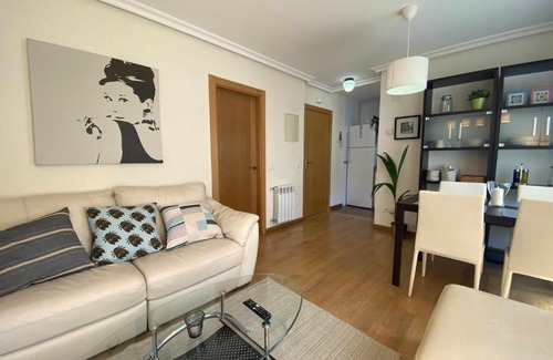 Las Campas y San Claudio Apartment | Convenient Oviedo Soja City Apartment Near the Center