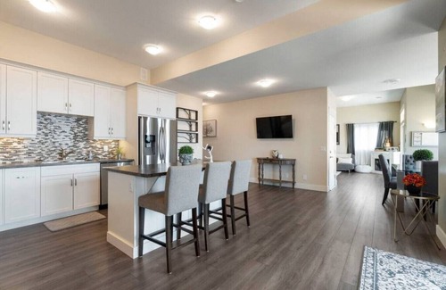 Foothills Apartment | Ideal Lake View Suite - Oh What A View! Sleeps 6
