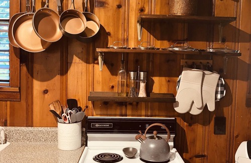 Cleveland Cottage | Charming "Owl Be Back" Cottage with Kitchen Steps to Lee