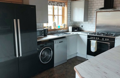 Llanbrynmair Cabin | Cozy Owl Cabin: Pet-Friendly Retreat with Hot Tub