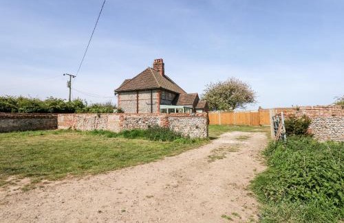 Southrepps House | Pet-Friendly Owl Cottage: Perfect for Families and Guests