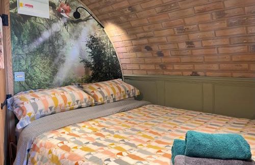 Llansantffraid-ym-Mechain House | Owl Hollow: Pet-Friendly Retreat with Perfect 10/10 Rating