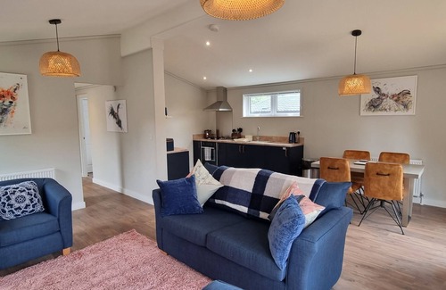 Liskeard Apartment | Pet-Friendly Owl Lodge: Cozy 2 Bedroom Retreat Awaits