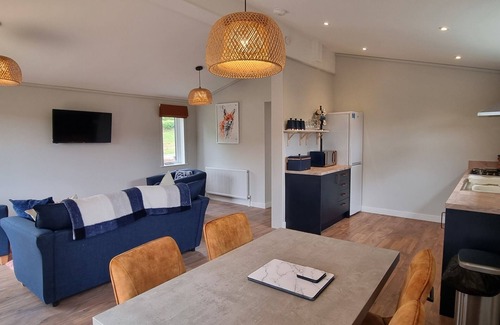 Liskeard Apartment | Pet-Friendly Owl Lodge: Cozy 2 Bedroom Retreat Awaits