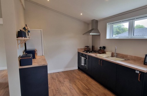 Liskeard Apartment | Pet-Friendly Owl Lodge: Cozy 2 Bedroom Retreat Awaits