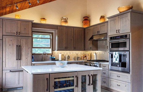Highmount House | Owl's Perch - 10 Mins to Belleyare for Hiking + Skiing