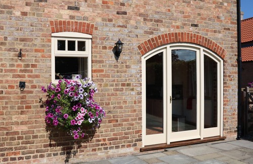 Alford Cottage | Owl's Roost: Family-Friendly with Breakfast Included