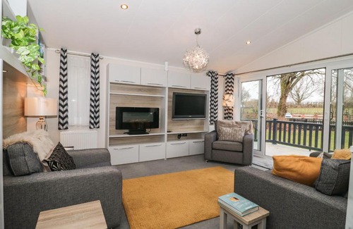 Wimborne House | Owls Nest: Cozy Retreat with Pool and Pet-Friendly Amenities