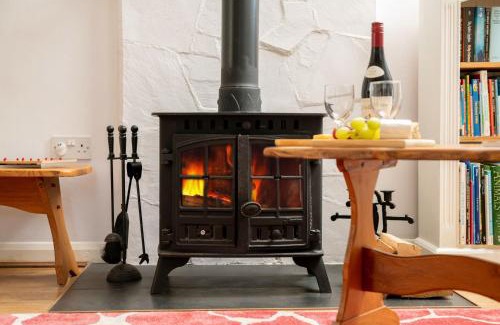 Wadebridge House | Relax at Owls Roost Cottage with Private Pool Amenities