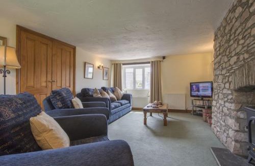 Hele House | Welcoming Owls Roost: Family-Friendly 4-Star Retreat