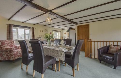 Hele House | Welcoming Owls Roost: Family-Friendly 4-Star Retreat