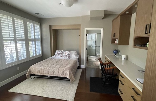 Linfield Oaks House | Discover a Pet-Friendly 5BR Oasis near Downtown Menlo Park