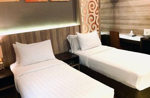 Padang Hotel | Family-Friendly Ox Ville Hotel with Pool & Breakfast Included