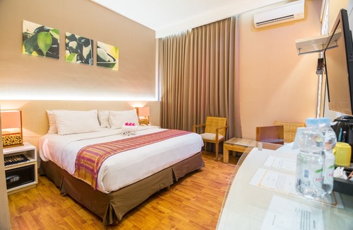 Padang Hotel | Family-Friendly Ox Ville Hotel with Pool & Breakfast Included
