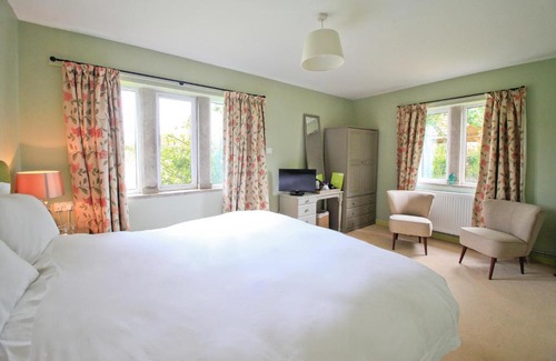 Bridport Bed & Breakfast | Oxbridge Farm: 4-Star Retreat with Pet-Friendly Amenities