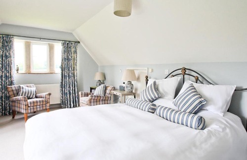 Bridport Bed & Breakfast | Oxbridge Farm: 4-Star Retreat with Pet-Friendly Amenities