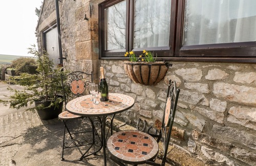Newton Grange Cottage | Family-Friendly Oxdales Cottage with Garden in Alsop Moor