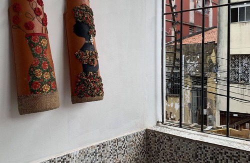 Dois de Julho Apartment | Oxe Rooms: 10/10 Rated with Oceanfront Pet-Friendly Comfort