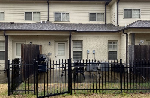 Oxford Condo | Prime Oxford Condo - Steps from Campus & Square, 10/10 Rated